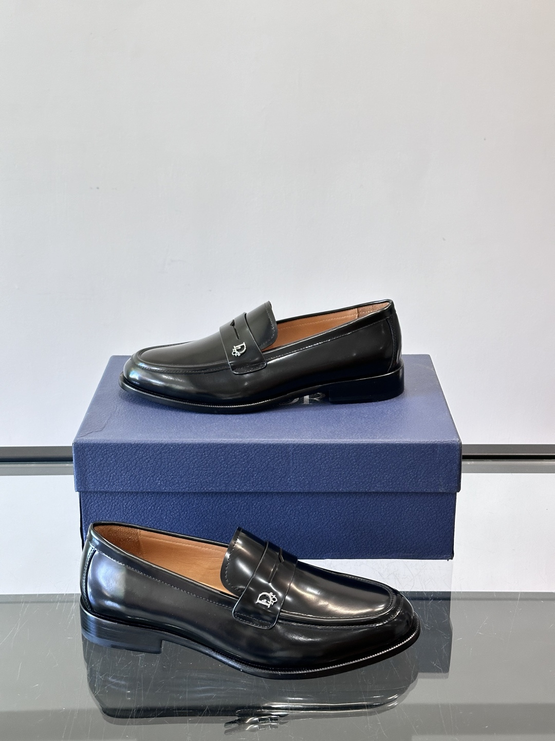 Dior男士乐福鞋采用进口头层牛皮，鞋面搭配经典老花图案，品牌辨识度超高✨。内里和垫脚均为小牛皮，吸汗透