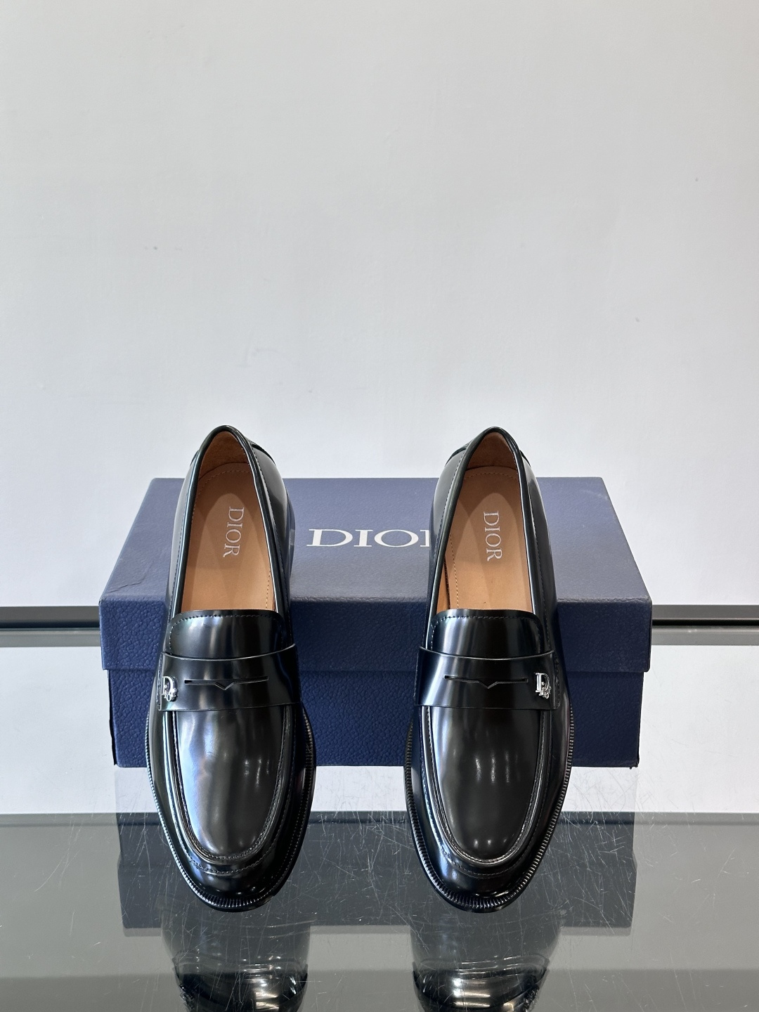 Dior男士乐福鞋采用进口头层牛皮，鞋面搭配经典老花图案，品牌辨识度超高✨。内里和垫脚均为小牛皮，吸汗透