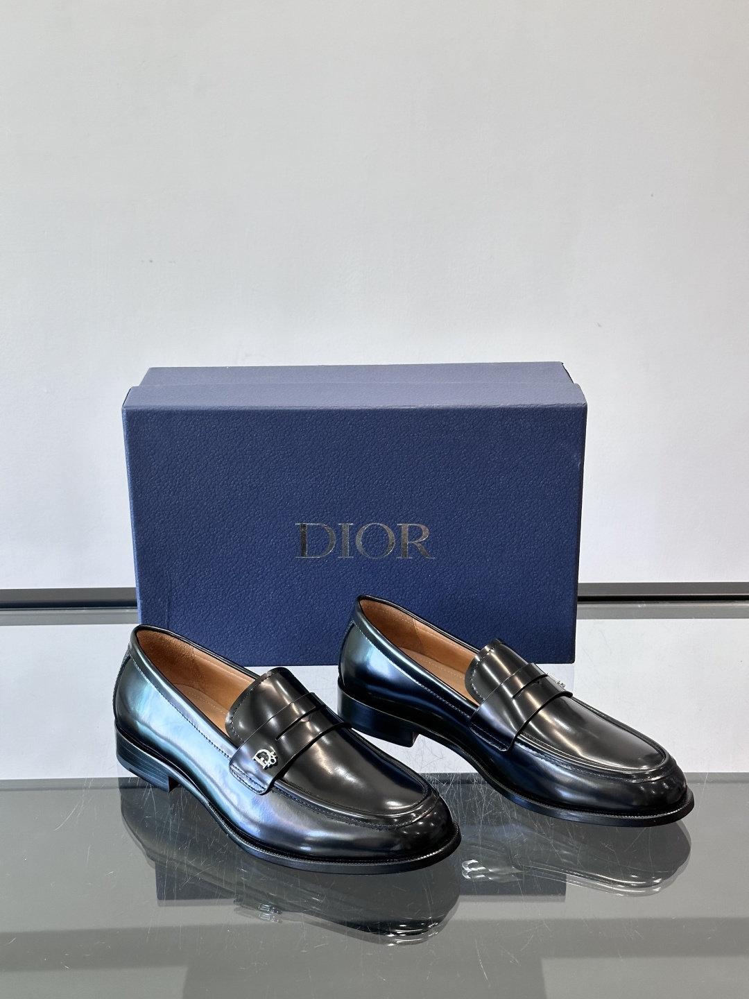Dior男士乐福鞋采用进口头层牛皮，鞋面搭配经典老花图案，品牌辨识度超高✨。内里和垫脚均为小牛皮，吸汗透
