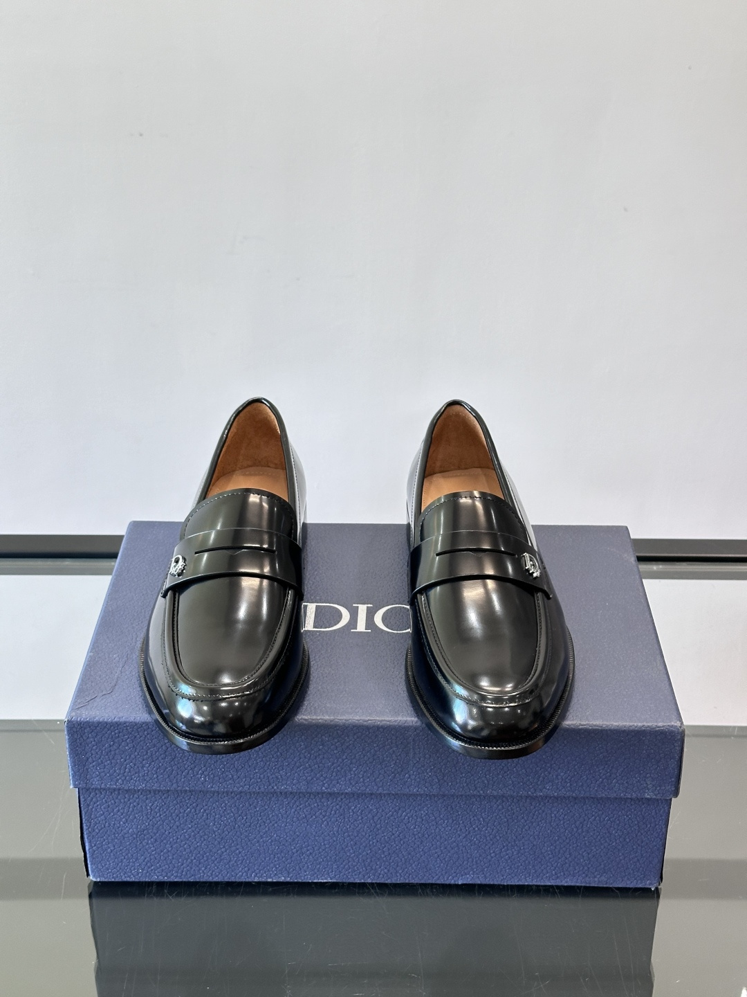 Dior男士乐福鞋采用进口头层牛皮，鞋面搭配经典老花图案，品牌辨识度超高✨。内里和垫脚均为小牛皮，吸汗透