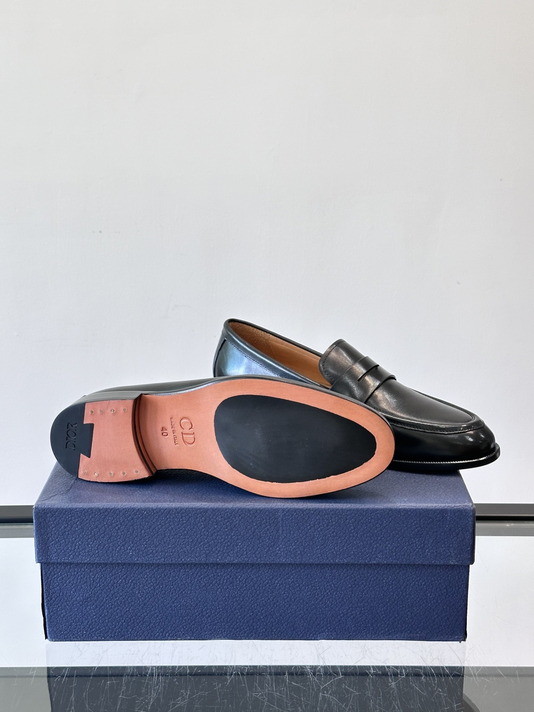 Dior男士乐福鞋采用进口头层牛皮，鞋面搭配经典老花图案，品牌辨识度超高✨。内里和垫脚均为小牛皮，吸汗透