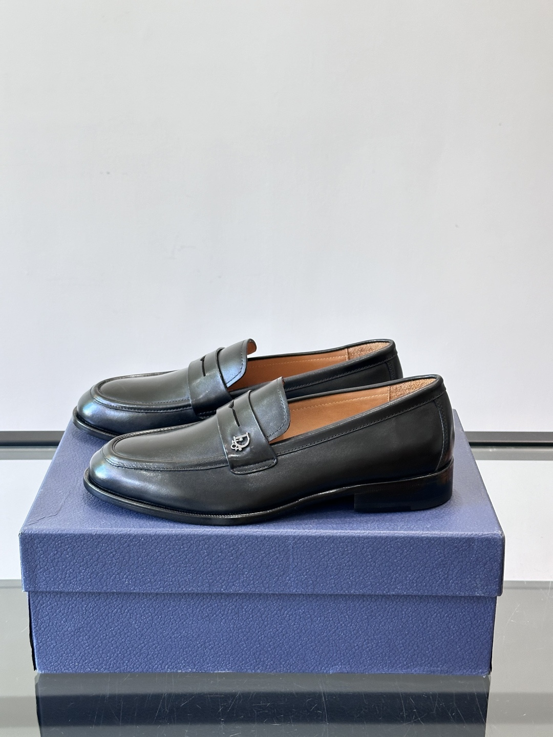 Dior男士乐福鞋采用进口头层牛皮，鞋面搭配经典老花图案，品牌辨识度超高✨。内里和垫脚均为小牛皮，吸汗透