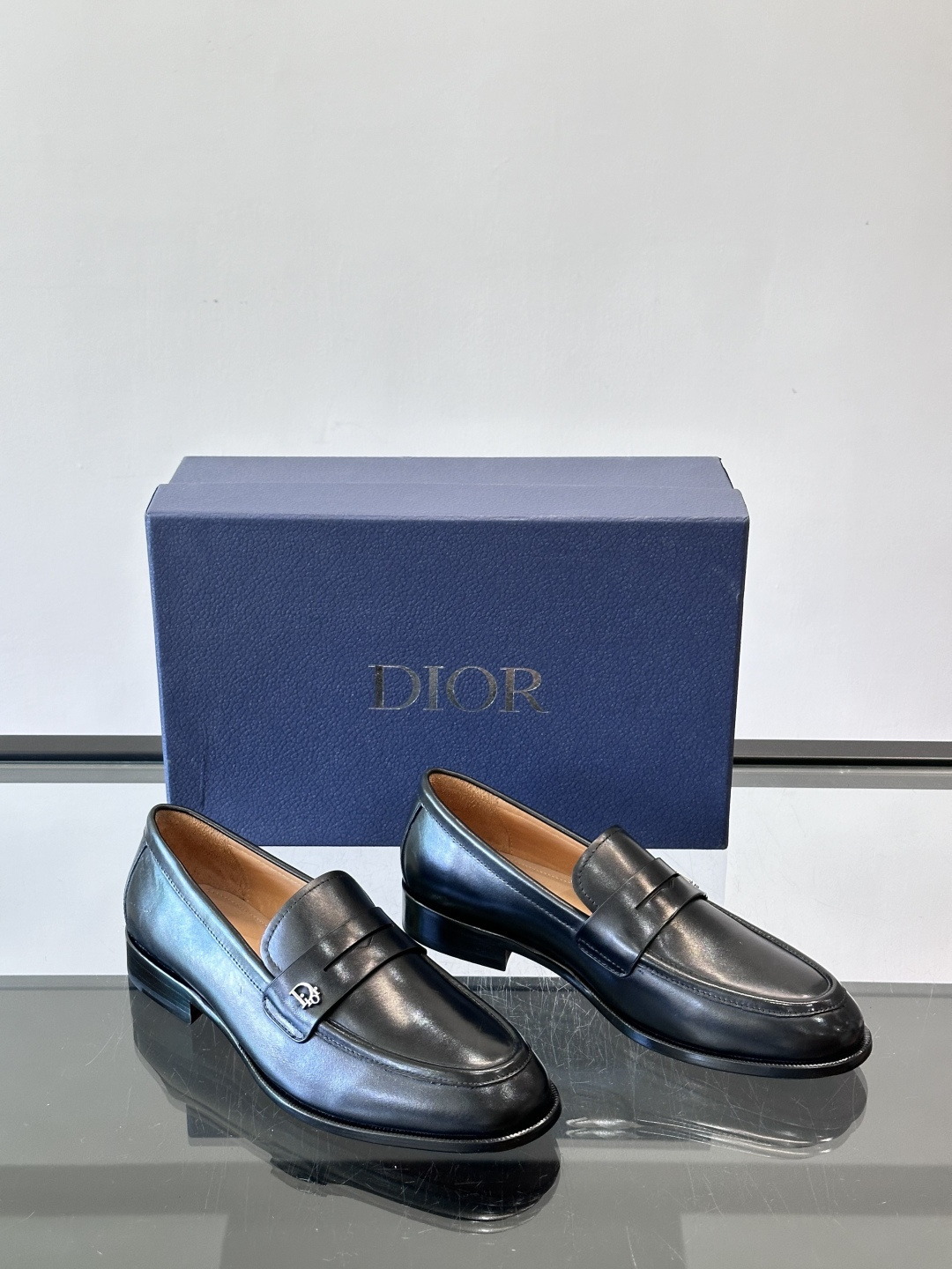 Dior男士乐福鞋采用进口头层牛皮，鞋面搭配经典老花图案，品牌辨识度超高✨。内里和垫脚均为小牛皮，吸汗透