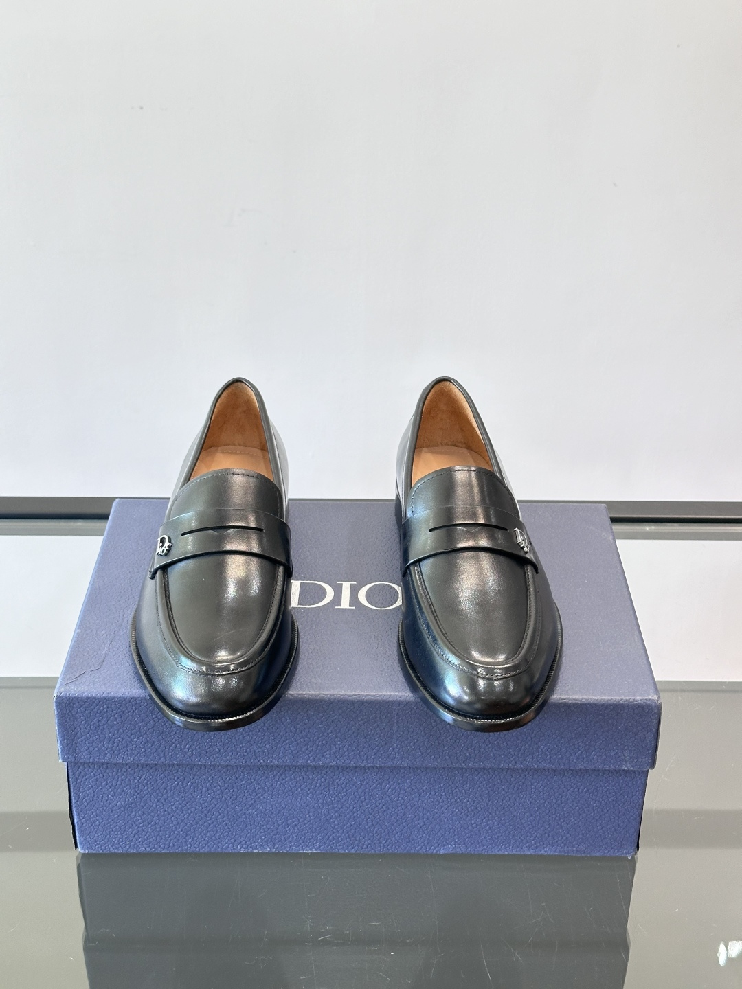 Dior男士乐福鞋采用进口头层牛皮，鞋面搭配经典老花图案，品牌辨识度超高✨。内里和垫脚均为小牛皮，吸汗透