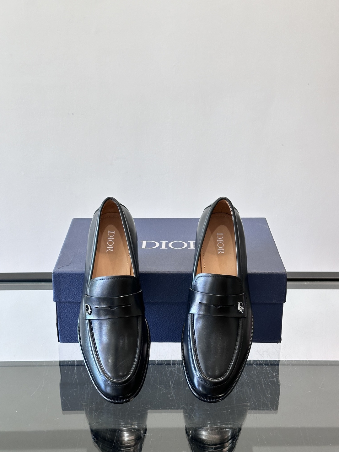 Dior男士乐福鞋采用进口头层牛皮，鞋面搭配经典老花图案，品牌辨识度超高✨。内里和垫脚均为小牛皮，吸汗透