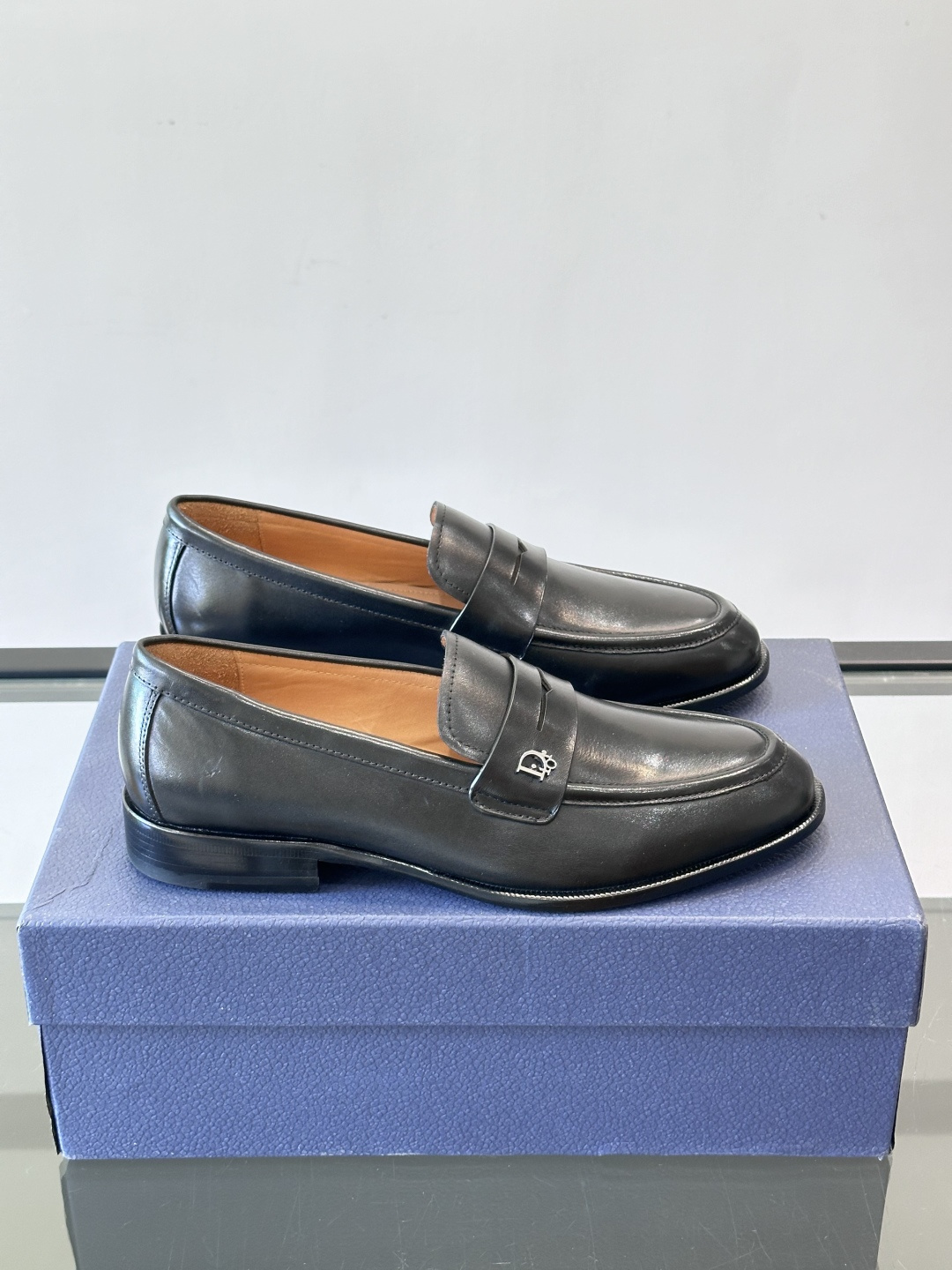 Dior男士乐福鞋采用进口头层牛皮，鞋面搭配经典老花图案，品牌辨识度超高✨。内里和垫脚均为小牛皮，吸汗透