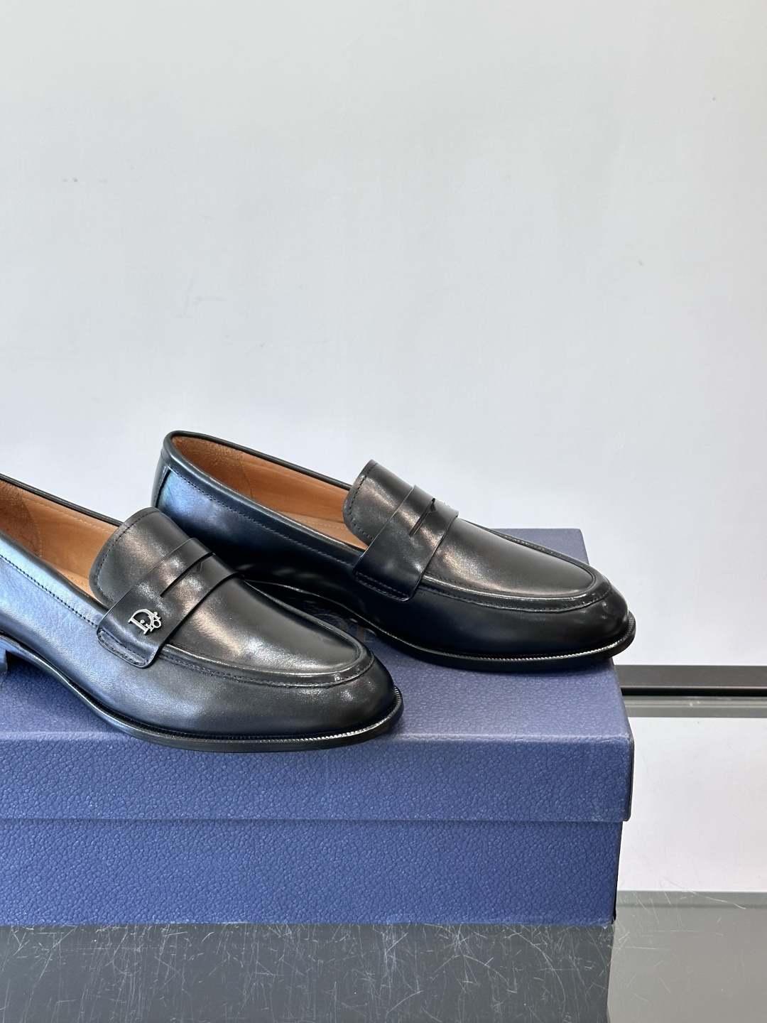 Dior男士乐福鞋采用进口头层牛皮，鞋面搭配经典老花图案，品牌辨识度超高✨。内里和垫脚均为小牛皮，吸汗透