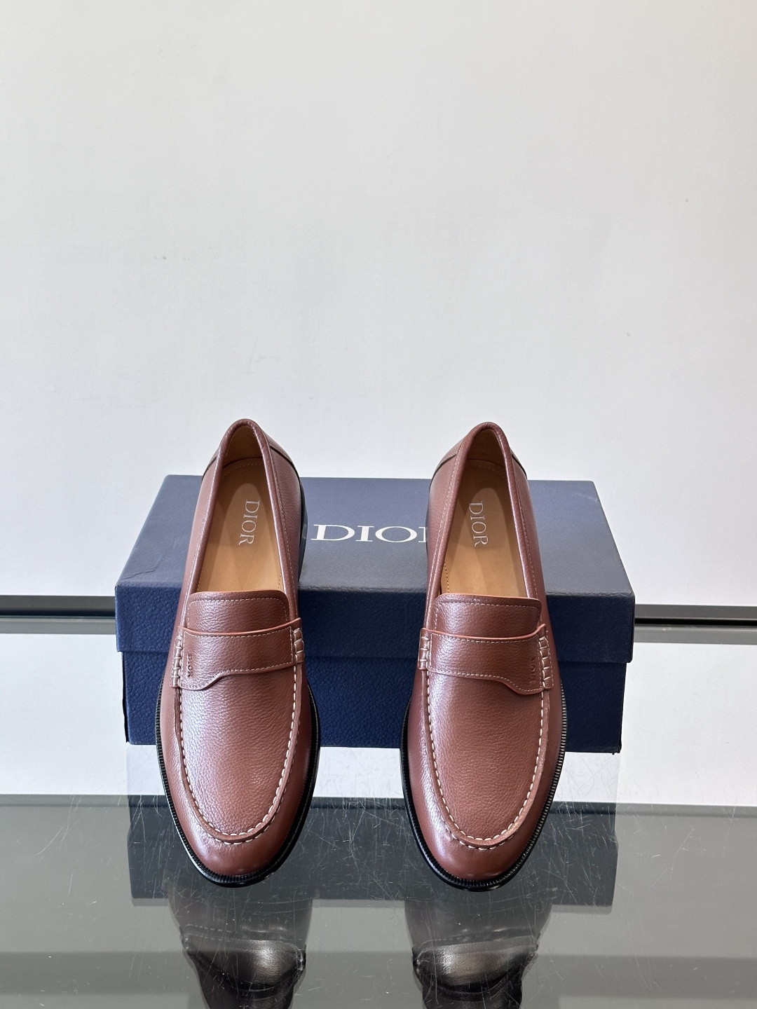 Dior男士乐福鞋采用进口头层牛皮，鞋面搭配经典老花图案，品牌辨识度超高✨。内里和垫脚均为小牛皮，吸汗透