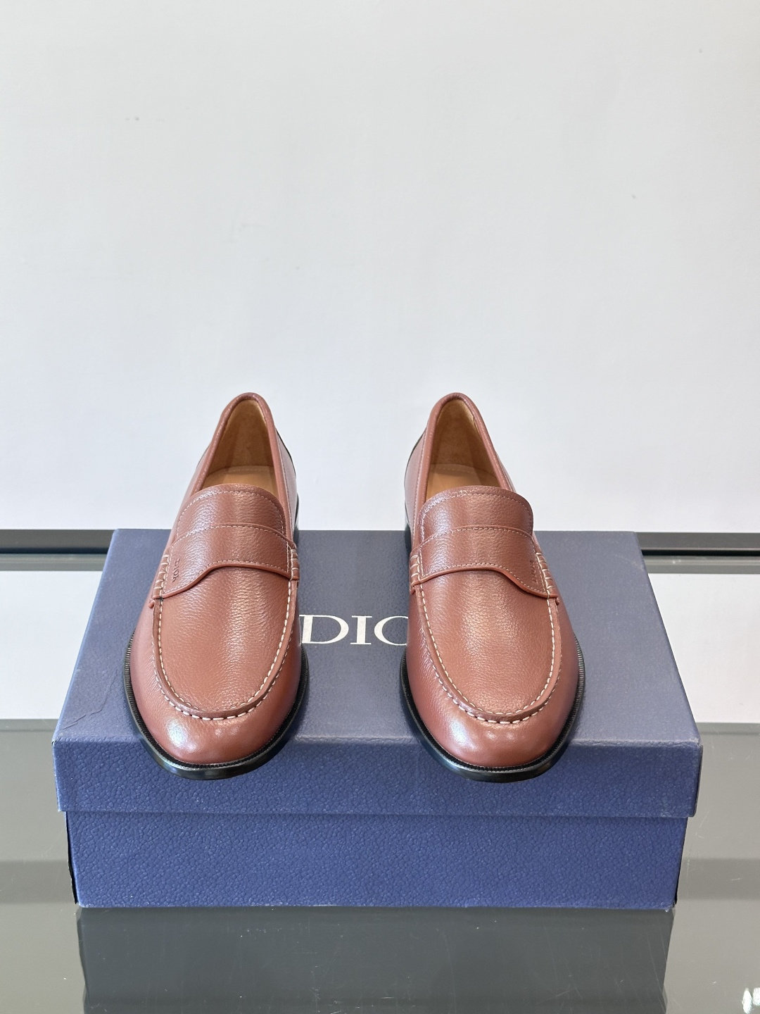 Dior男士乐福鞋采用进口头层牛皮，鞋面搭配经典老花图案，品牌辨识度超高✨。内里和垫脚均为小牛皮，吸汗透