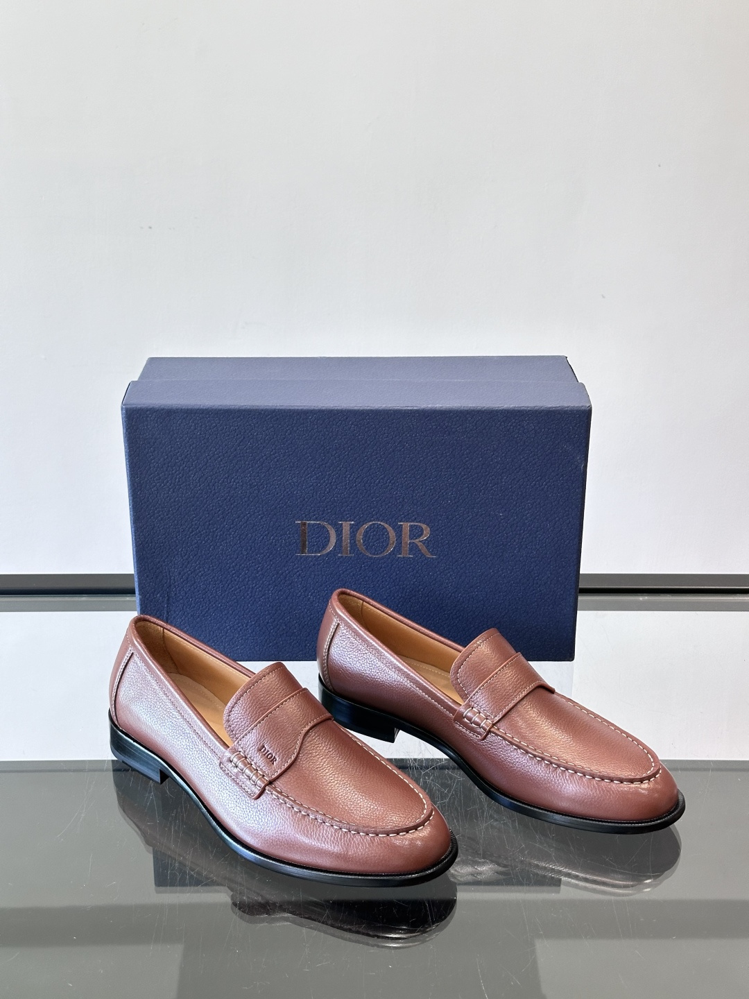 Dior男士乐福鞋采用进口头层牛皮，鞋面搭配经典老花图案，品牌辨识度超高✨。内里和垫脚均为小牛皮，吸汗透