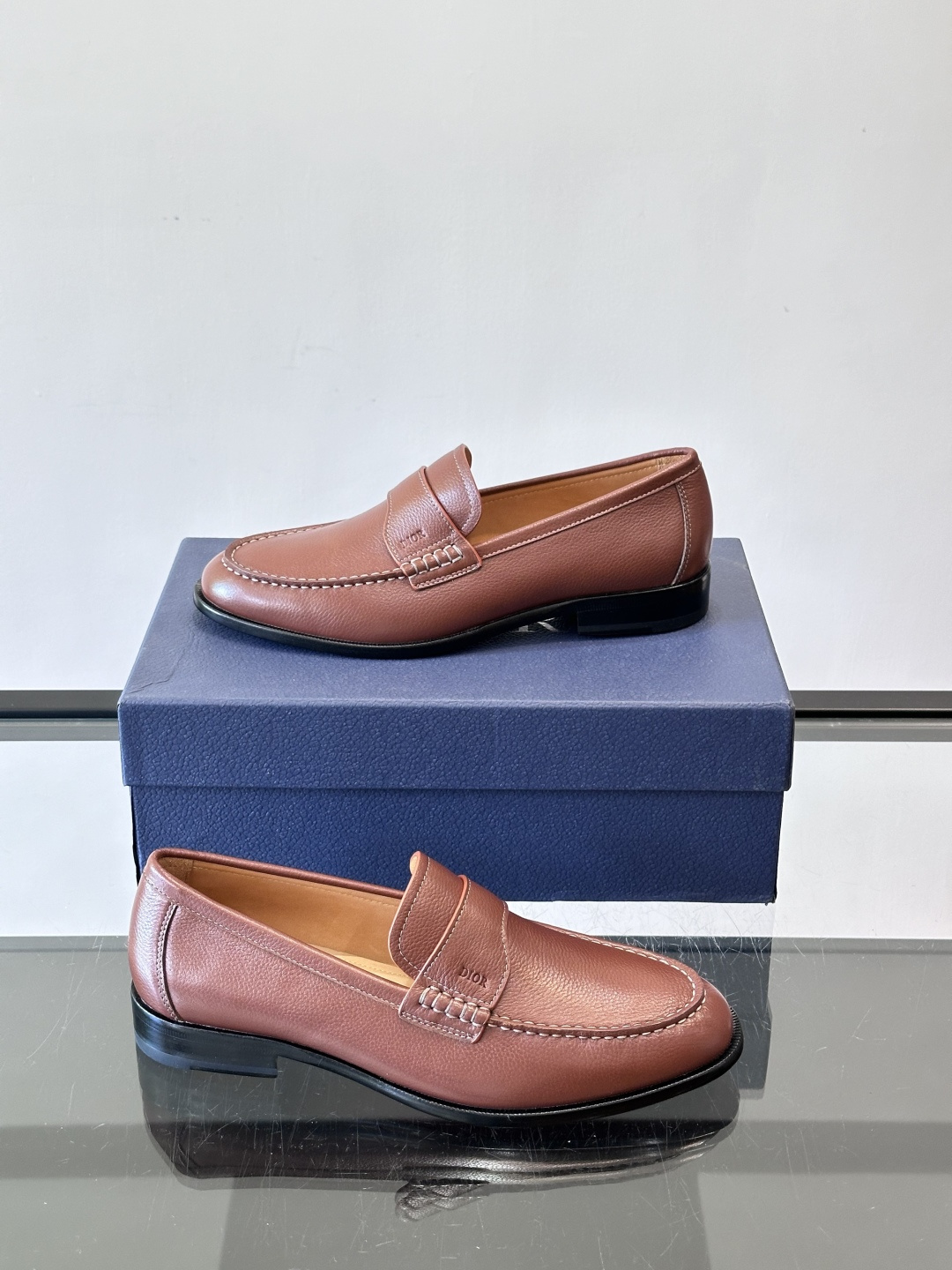 Dior男士乐福鞋采用进口头层牛皮，鞋面搭配经典老花图案，品牌辨识度超高✨。内里和垫脚均为小牛皮，吸汗透