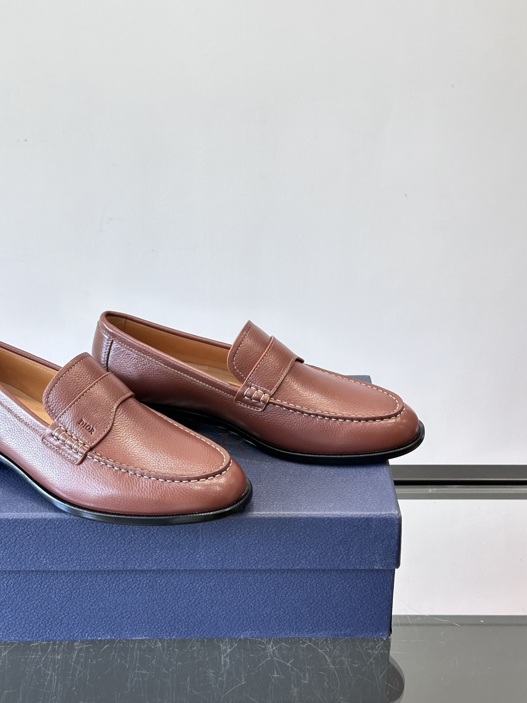 Dior男士乐福鞋采用进口头层牛皮，鞋面搭配经典老花图案，品牌辨识度超高✨。内里和垫脚均为小牛皮，吸汗透