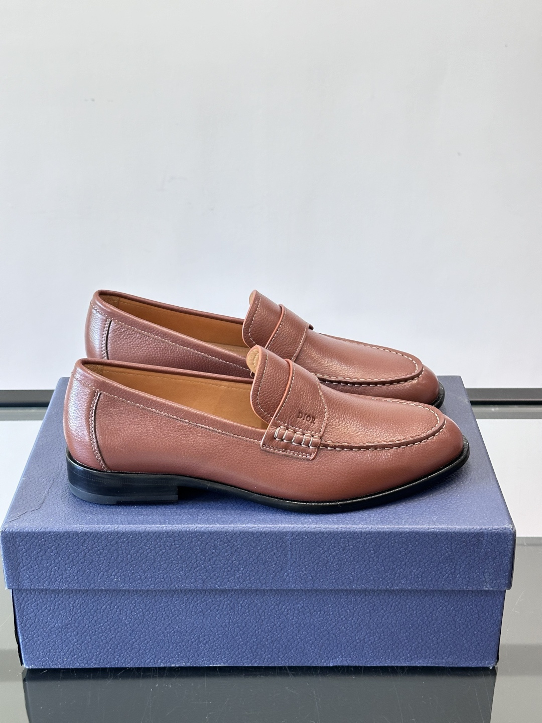 Dior男士乐福鞋采用进口头层牛皮，鞋面搭配经典老花图案，品牌辨识度超高✨。内里和垫脚均为小牛皮，吸汗透