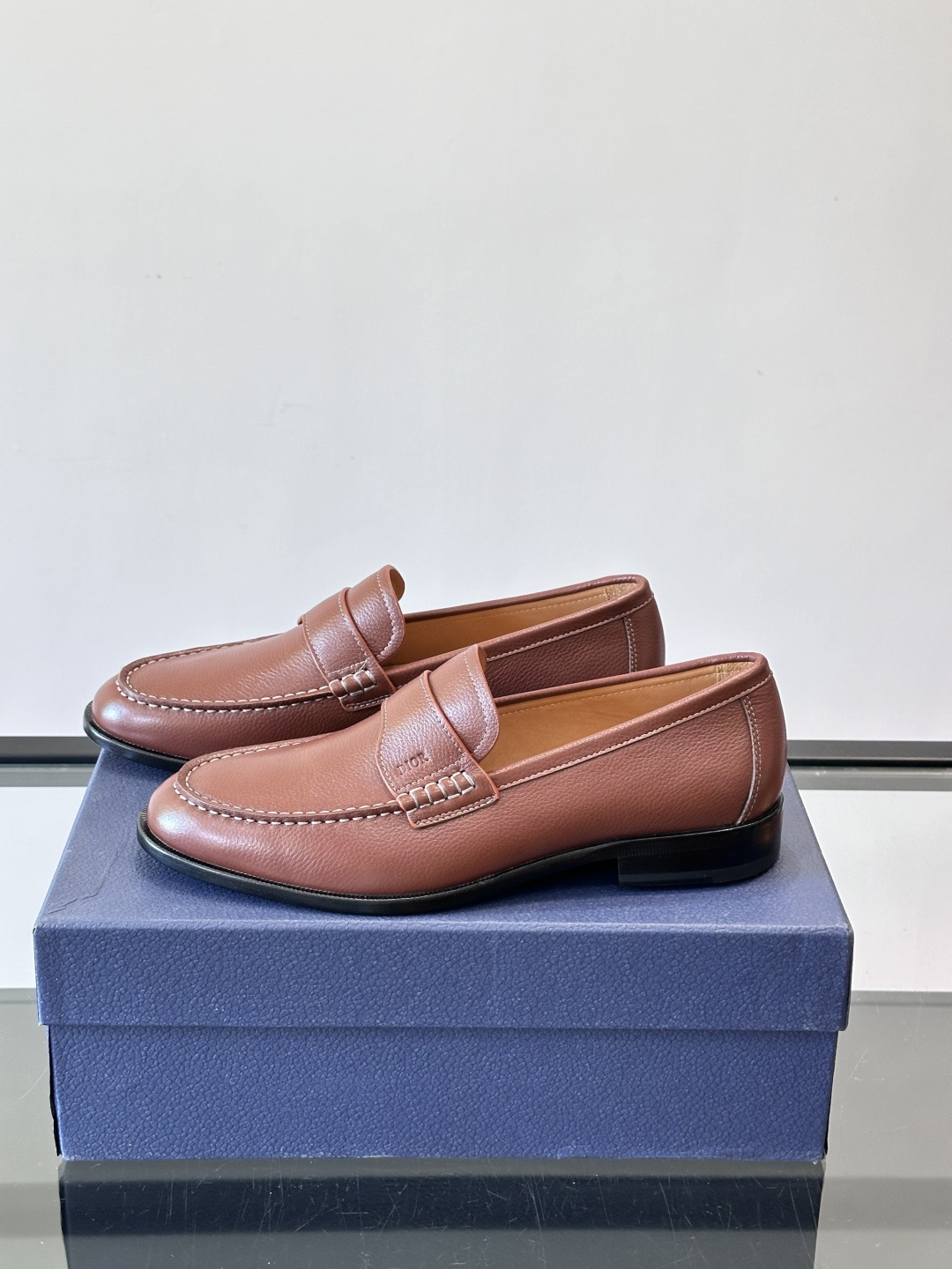 Dior男士乐福鞋采用进口头层牛皮，鞋面搭配经典老花图案，品牌辨识度超高✨。内里和垫脚均为小牛皮，吸汗透