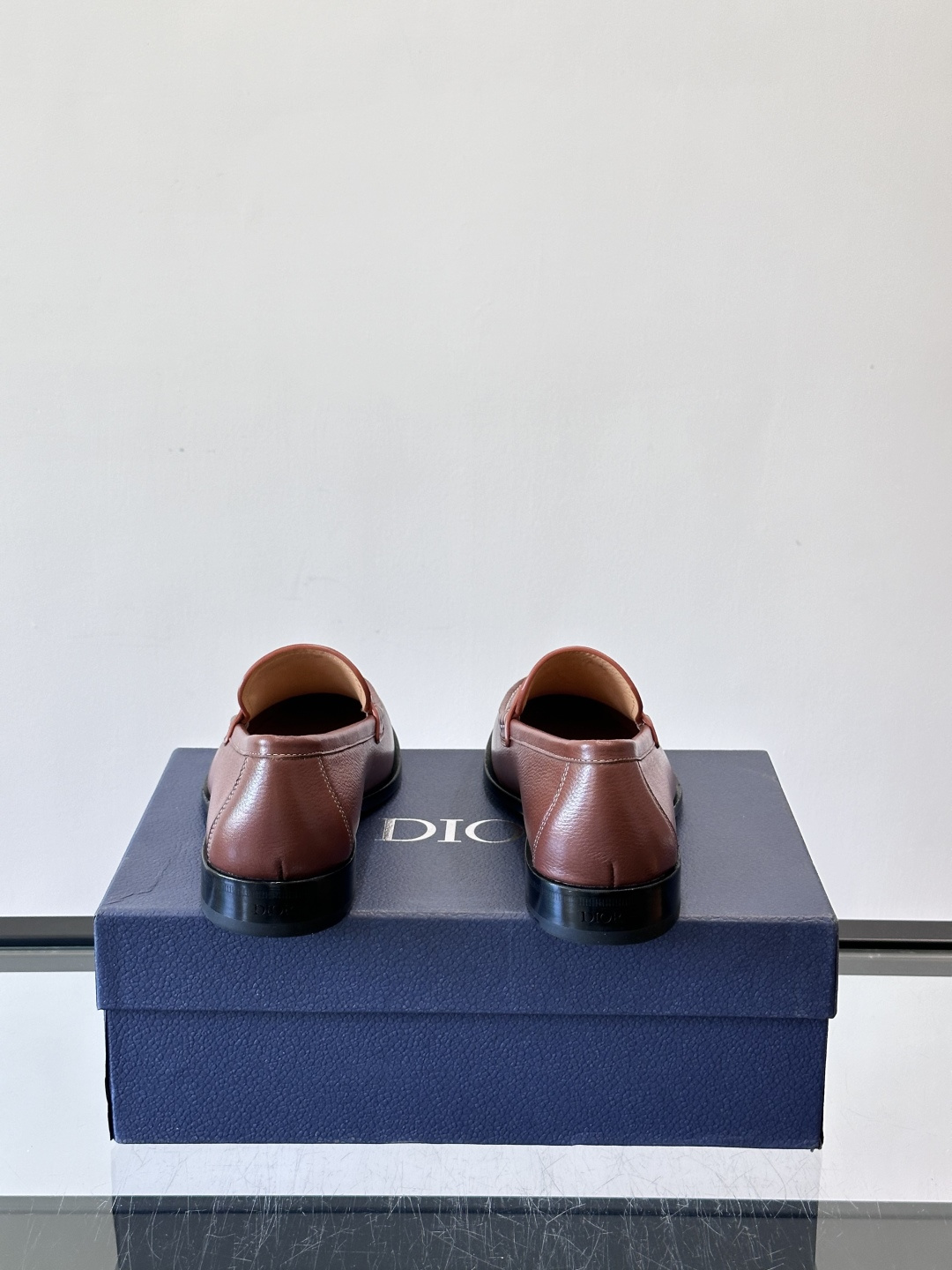 Dior男士乐福鞋采用进口头层牛皮，鞋面搭配经典老花图案，品牌辨识度超高✨。内里和垫脚均为小牛皮，吸汗透