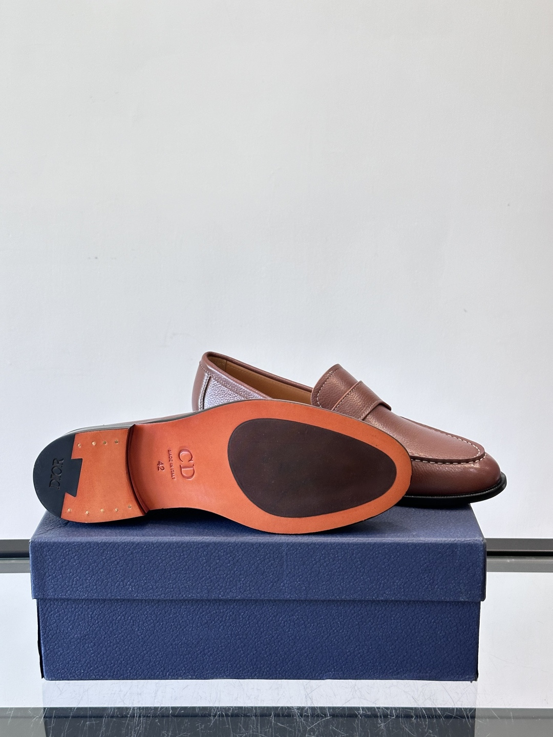 Dior男士乐福鞋采用进口头层牛皮，鞋面搭配经典老花图案，品牌辨识度超高✨。内里和垫脚均为小牛皮，吸汗透
