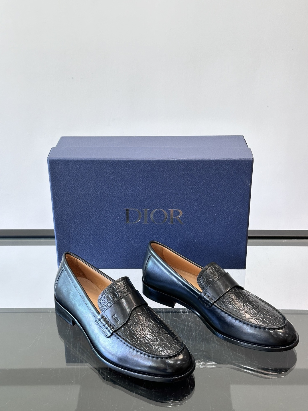 Dior男士乐福鞋采用进口头层牛皮，鞋面搭配经典老花图案，品牌辨识度超高✨。内里和垫脚均为小牛皮，吸汗透