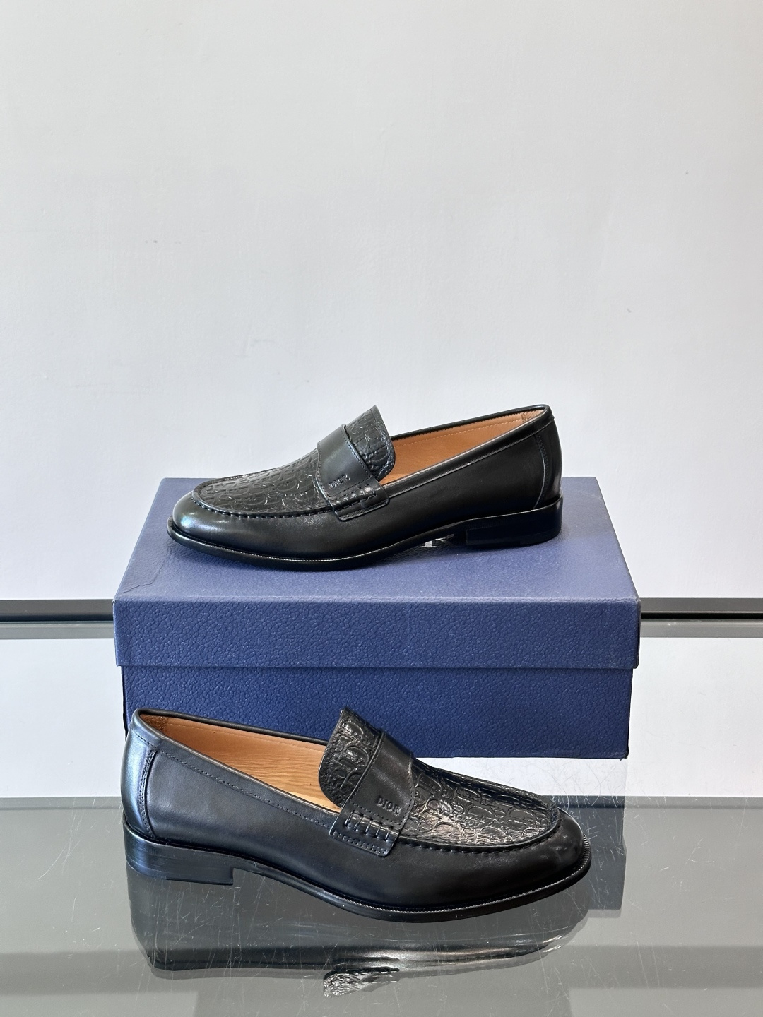 Dior男士乐福鞋采用进口头层牛皮，鞋面搭配经典老花图案，品牌辨识度超高✨。内里和垫脚均为小牛皮，吸汗透