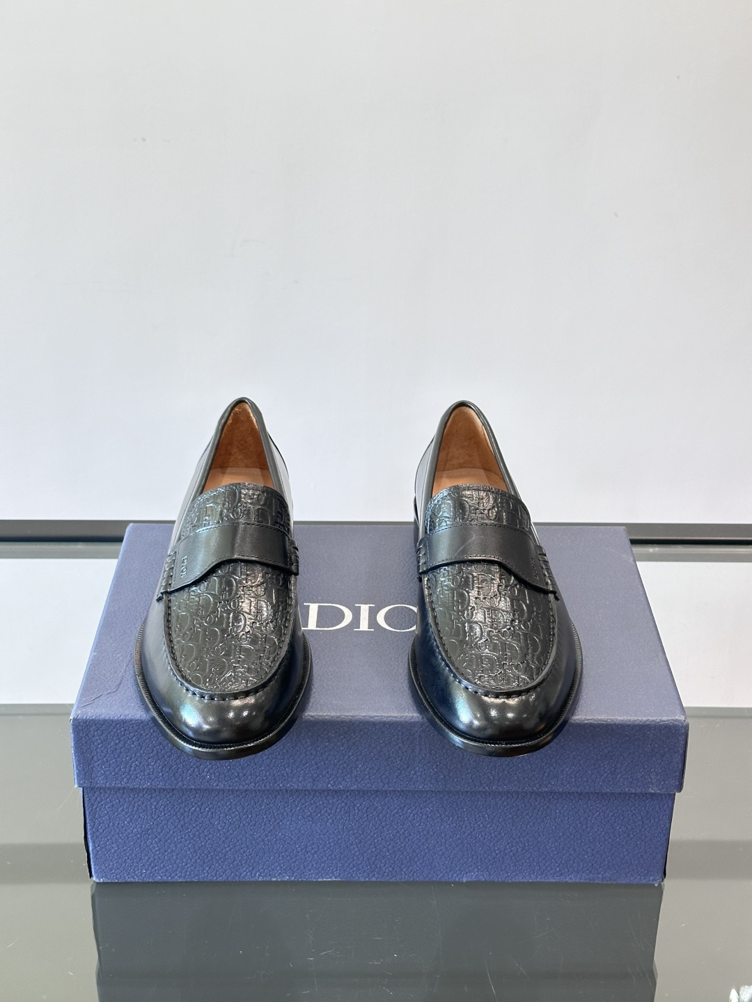 Dior男士乐福鞋采用进口头层牛皮，鞋面搭配经典老花图案，品牌辨识度超高✨。内里和垫脚均为小牛皮，吸汗透