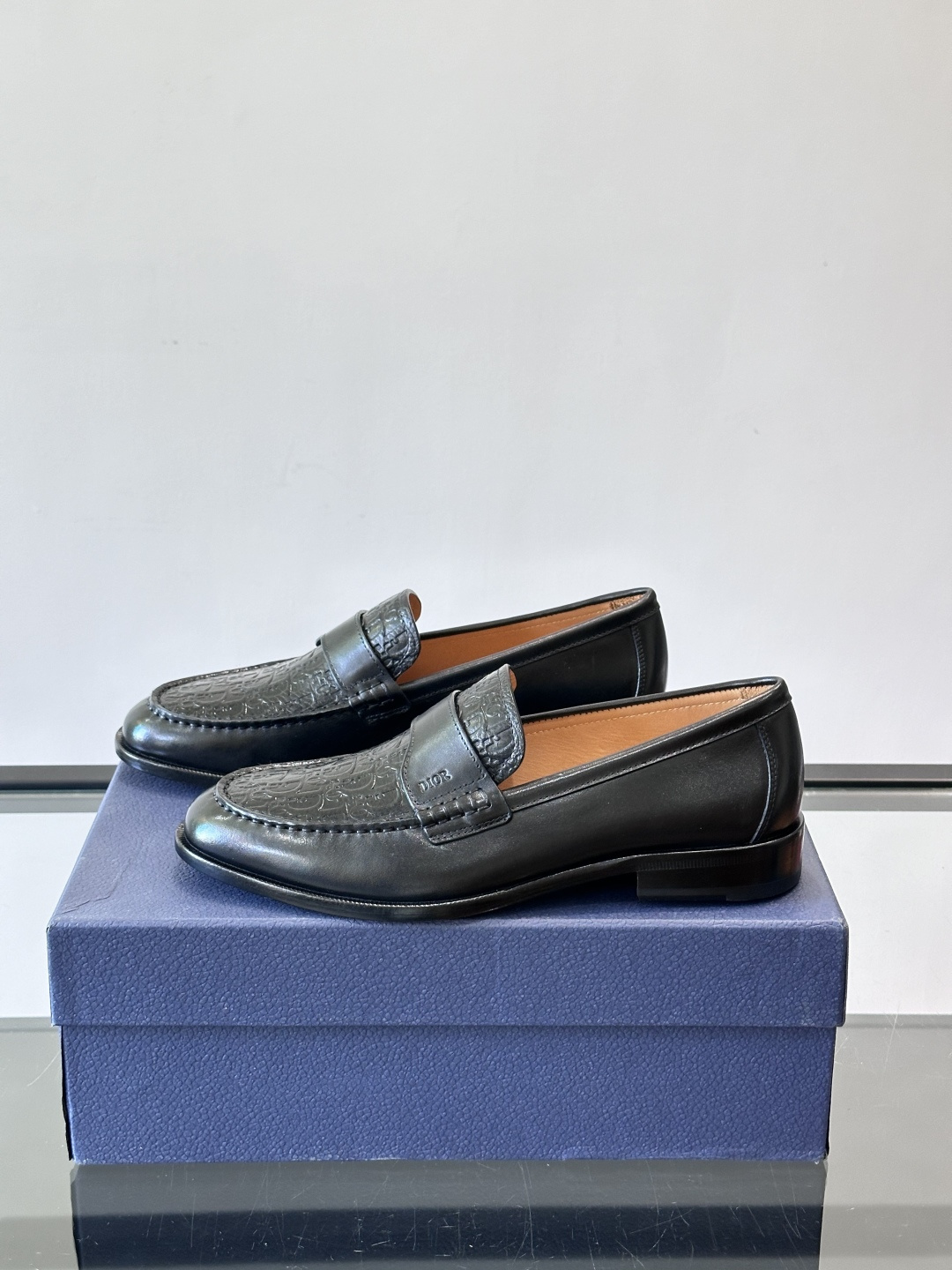 Dior男士乐福鞋采用进口头层牛皮，鞋面搭配经典老花图案，品牌辨识度超高✨。内里和垫脚均为小牛皮，吸汗透