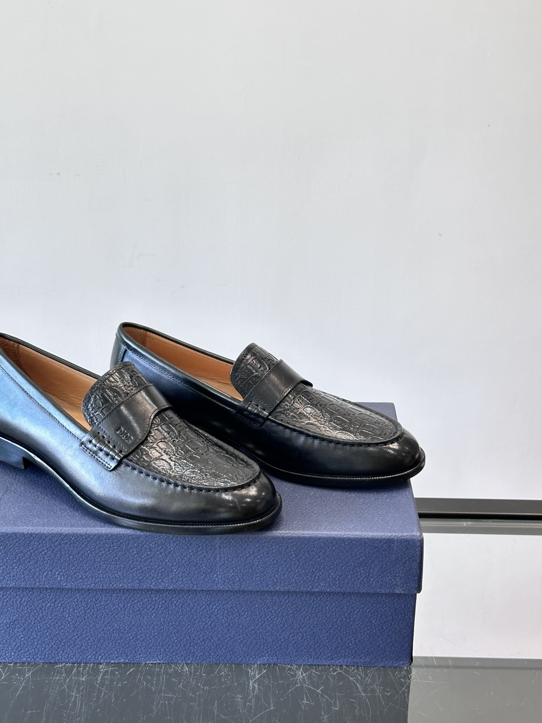 Dior男士乐福鞋采用进口头层牛皮，鞋面搭配经典老花图案，品牌辨识度超高✨。内里和垫脚均为小牛皮，吸汗透