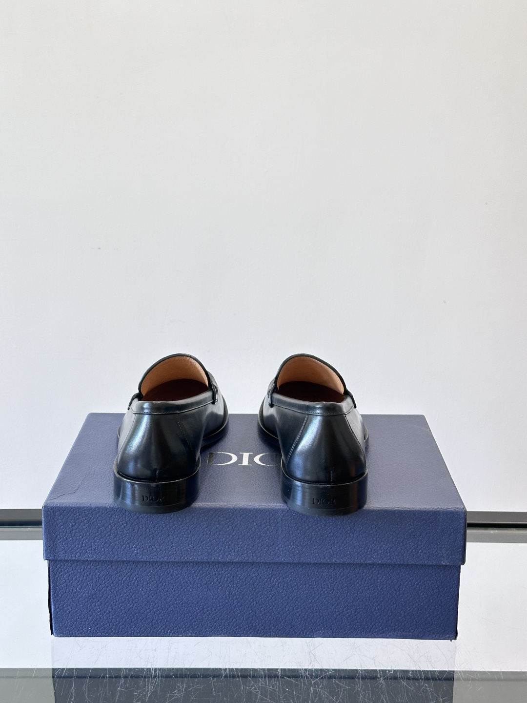 Dior男士乐福鞋采用进口头层牛皮，鞋面搭配经典老花图案，品牌辨识度超高✨。内里和垫脚均为小牛皮，吸汗透