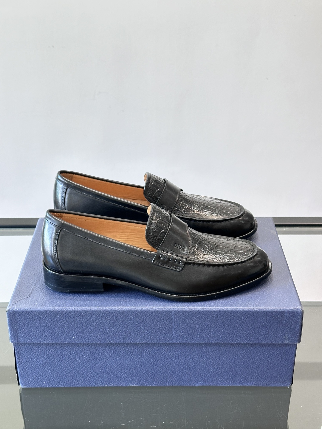 Dior男士乐福鞋采用进口头层牛皮，鞋面搭配经典老花图案，品牌辨识度超高✨。内里和垫脚均为小牛皮，吸汗透