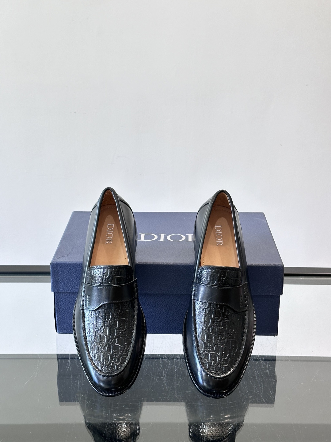 Dior男士乐福鞋采用进口头层牛皮，鞋面搭配经典老花图案，品牌辨识度超高✨。内里和垫脚均为小牛皮，吸汗透