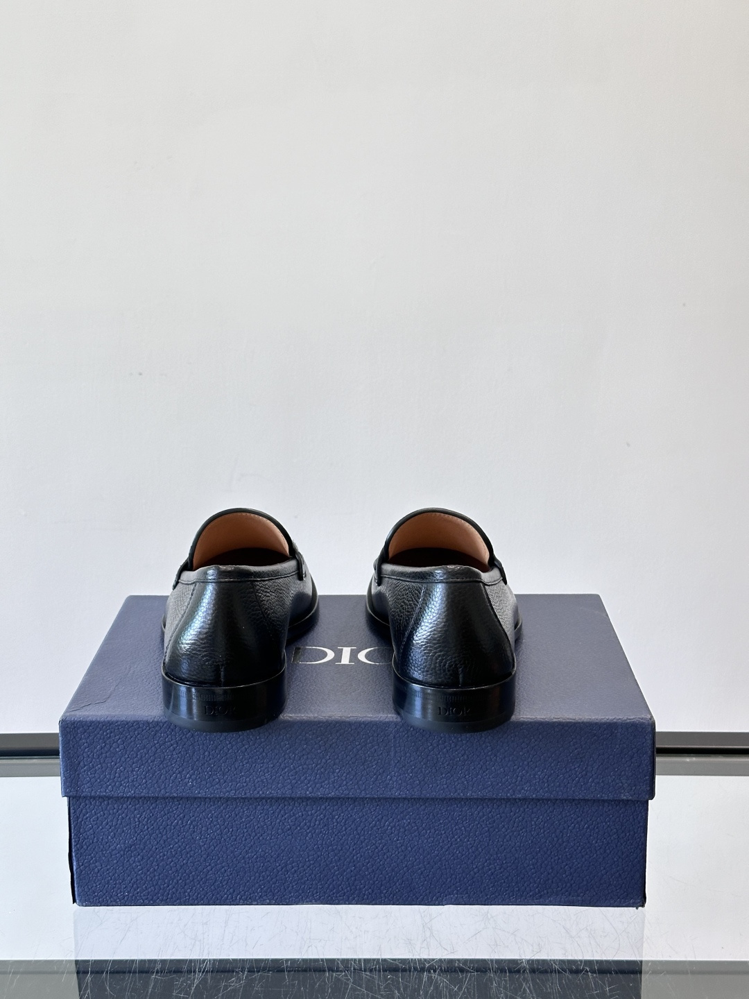 Dior男士乐福鞋采用进口头层牛皮，鞋面搭配经典老花图案，品牌辨识度超高✨。内里和垫脚均为小牛皮，吸汗透