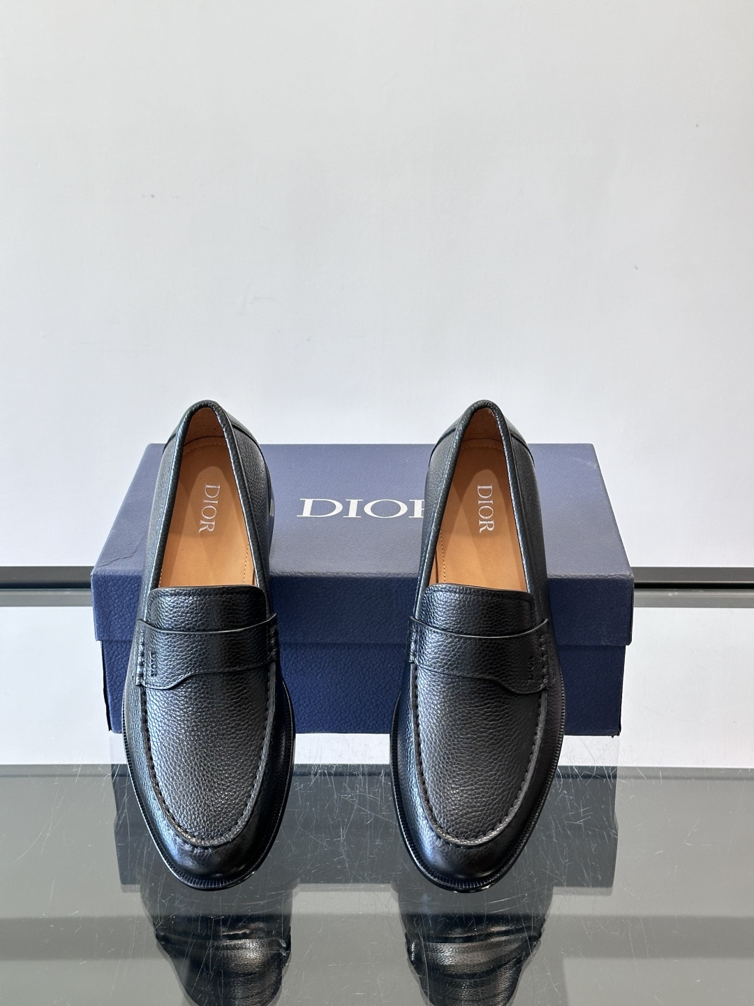 Dior男士乐福鞋采用进口头层牛皮，鞋面搭配经典老花图案，品牌辨识度超高✨。内里和垫脚均为小牛皮，吸汗透