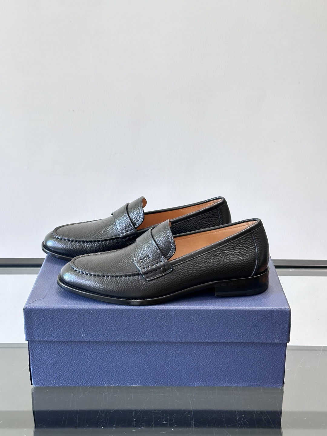 Dior男士乐福鞋采用进口头层牛皮，鞋面搭配经典老花图案，品牌辨识度超高✨。内里和垫脚均为小牛皮，吸汗透