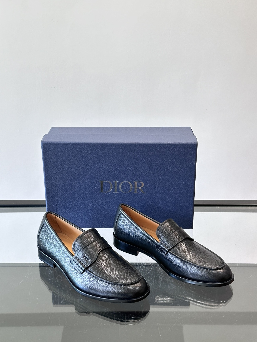 Dior男士乐福鞋采用进口头层牛皮，鞋面搭配经典老花图案，品牌辨识度超高✨。内里和垫脚均为小牛皮，吸汗透