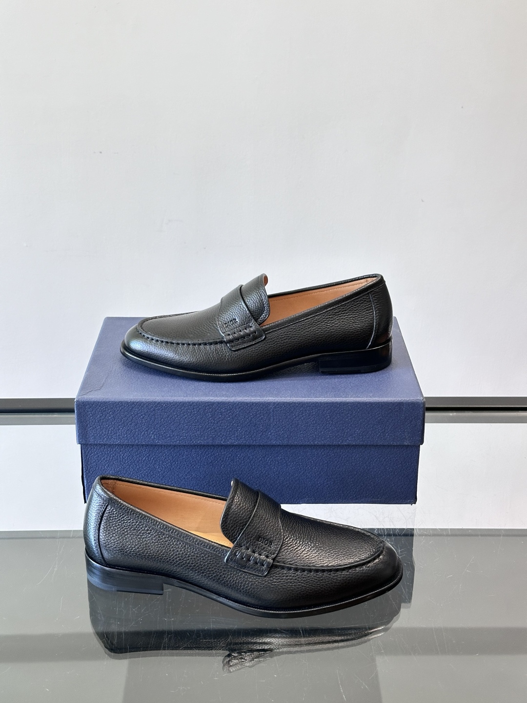 Dior男士乐福鞋采用进口头层牛皮，鞋面搭配经典老花图案，品牌辨识度超高✨。内里和垫脚均为小牛皮，吸汗透