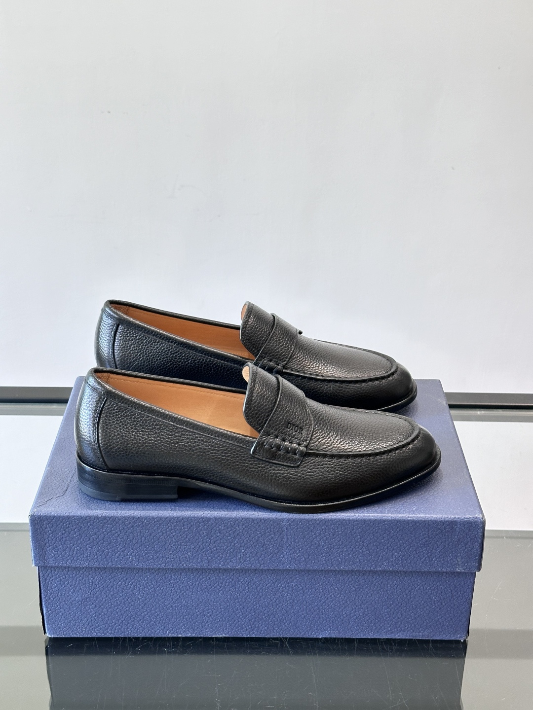 Dior男士乐福鞋采用进口头层牛皮，鞋面搭配经典老花图案，品牌辨识度超高✨。内里和垫脚均为小牛皮，吸汗透