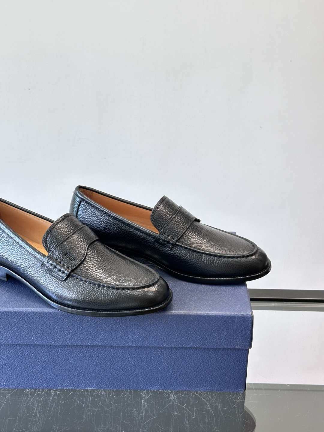 Dior男士乐福鞋采用进口头层牛皮，鞋面搭配经典老花图案，品牌辨识度超高✨。内里和垫脚均为小牛皮，吸汗透