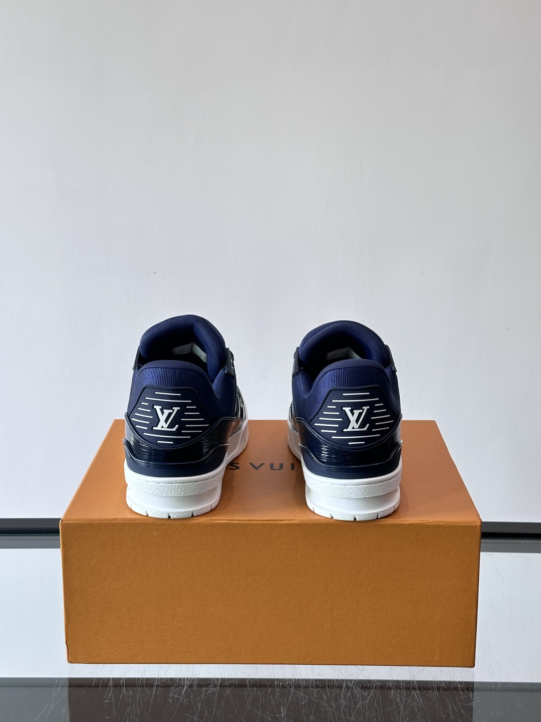 驴家 新配色 trainer运动鞋，本款 LV Trainer 运动鞋取材柔软粒面小牛皮，呈现纯净色调，