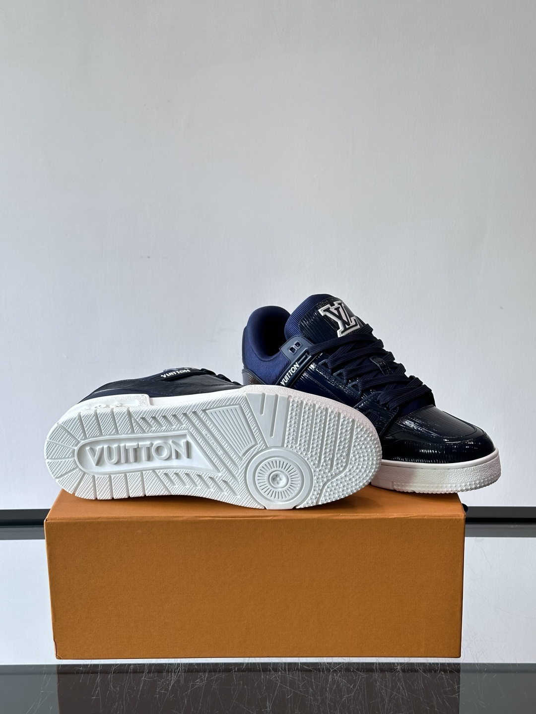 驴家 新配色 trainer运动鞋，本款 LV Trainer 运动鞋取材柔软粒面小牛皮，呈现纯净色调，