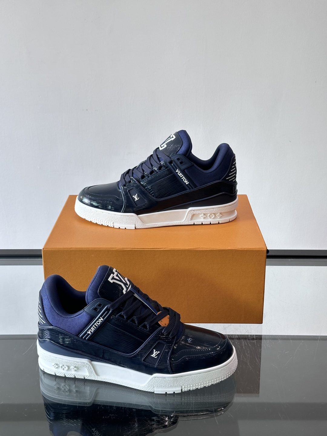 驴家 新配色 trainer运动鞋，本款 LV Trainer 运动鞋取材柔软粒面小牛皮，呈现纯净色调，