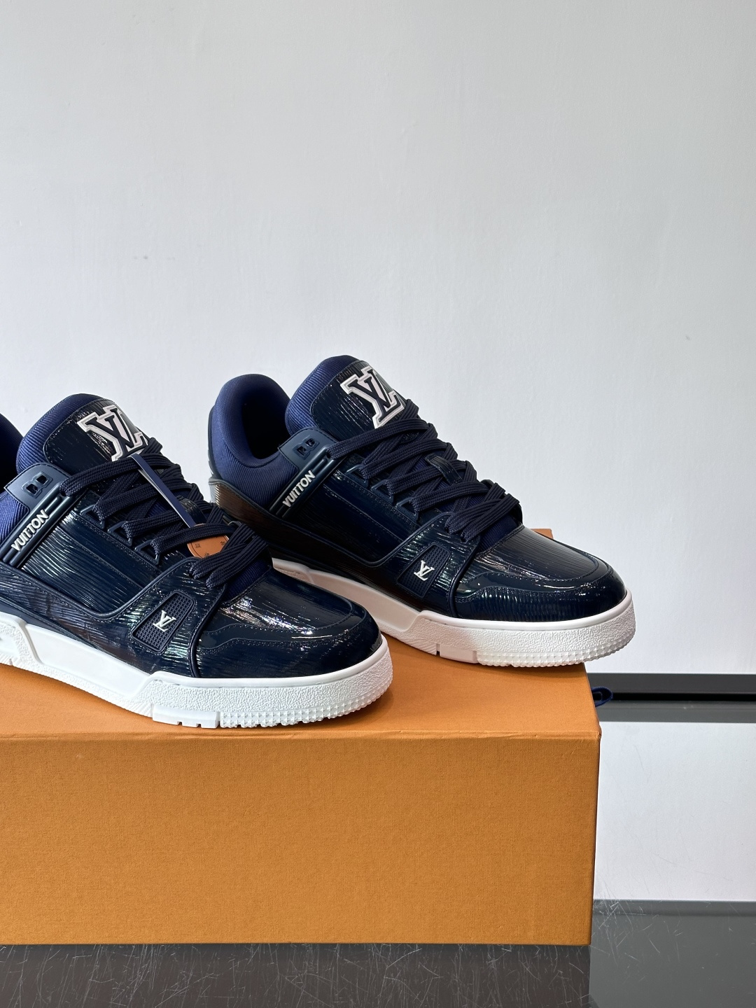 驴家 新配色 trainer运动鞋，本款 LV Trainer 运动鞋取材柔软粒面小牛皮，呈现纯净色调，