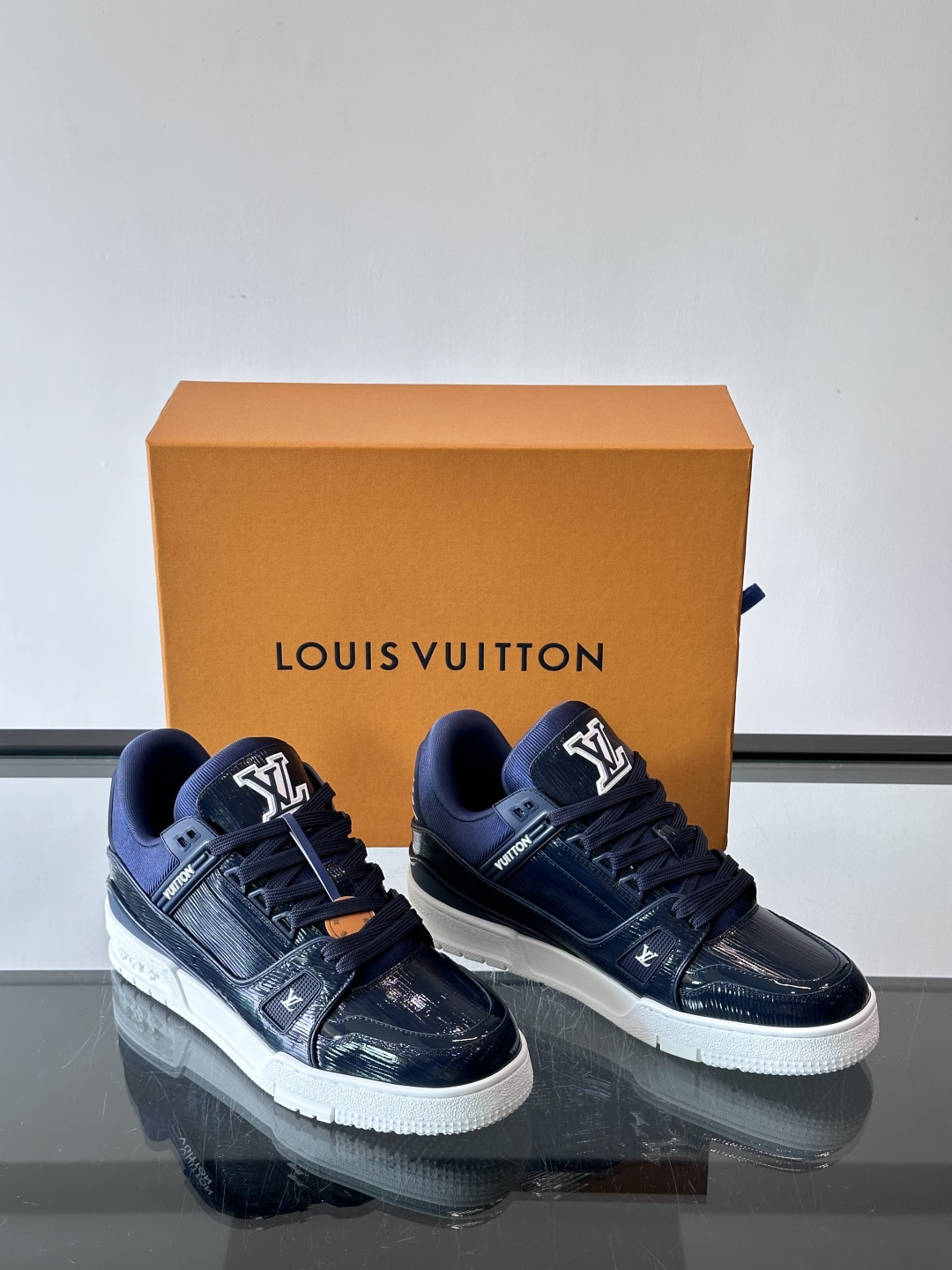 驴家 新配色 trainer运动鞋，本款 LV Trainer 运动鞋取材柔软粒面小牛皮，呈现纯净色调，