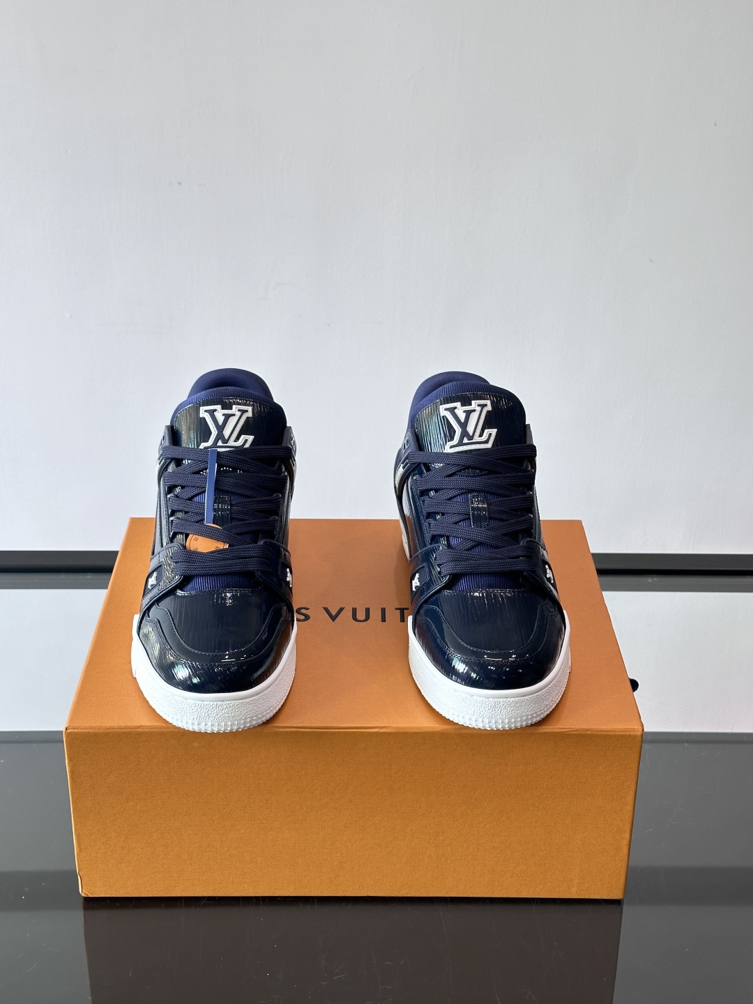 驴家 新配色 trainer运动鞋，本款 LV Trainer 运动鞋取材柔软粒面小牛皮，呈现纯净色调，