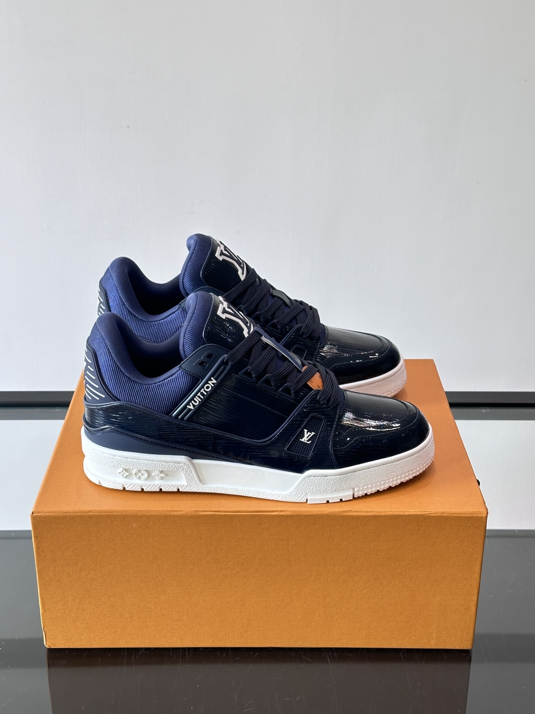 驴家 新配色 trainer运动鞋，本款 LV Trainer 运动鞋取材柔软粒面小牛皮，呈现纯净色调，