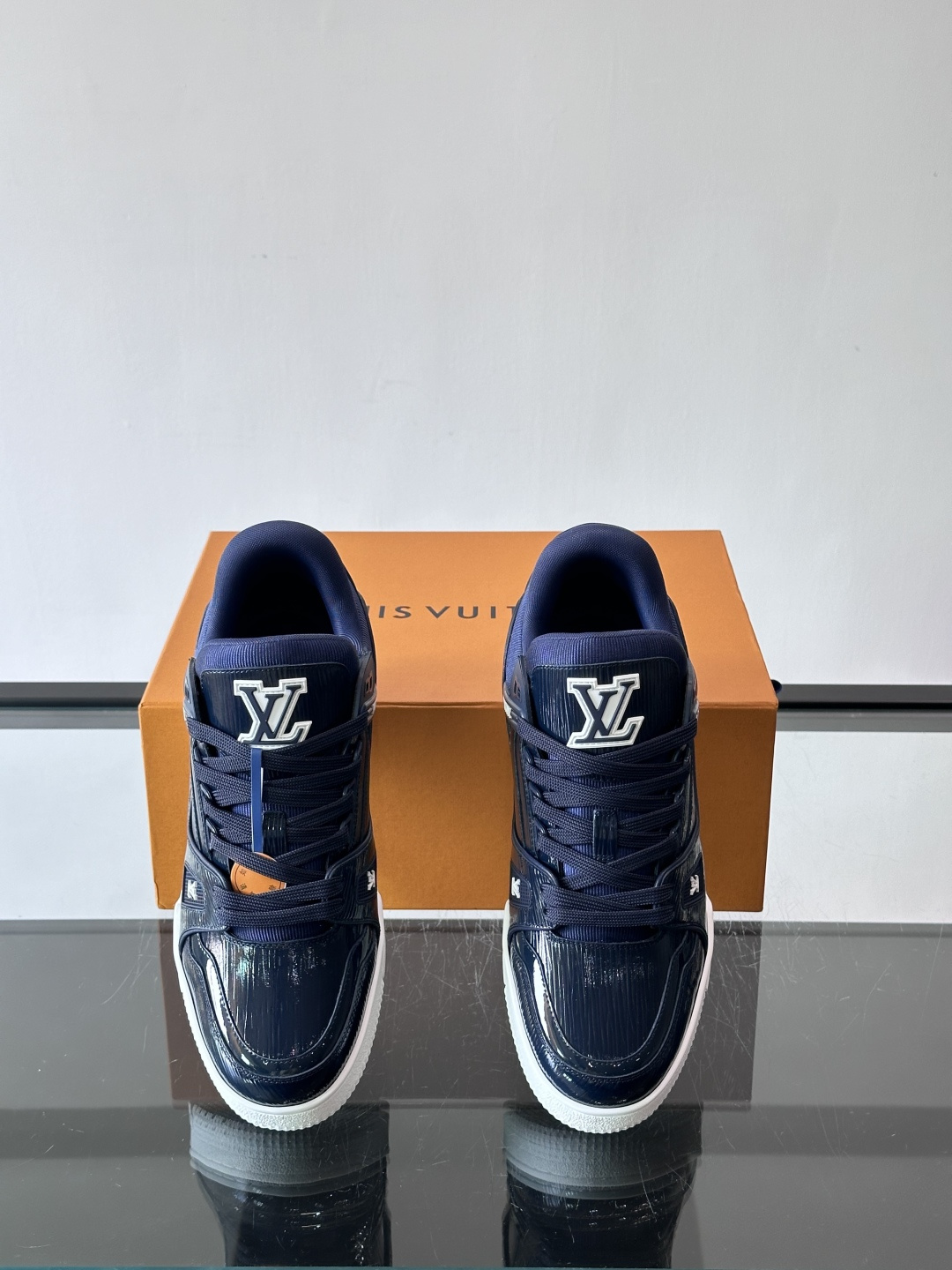 驴家 新配色 trainer运动鞋，本款 LV Trainer 运动鞋取材柔软粒面小牛皮，呈现纯净色调，