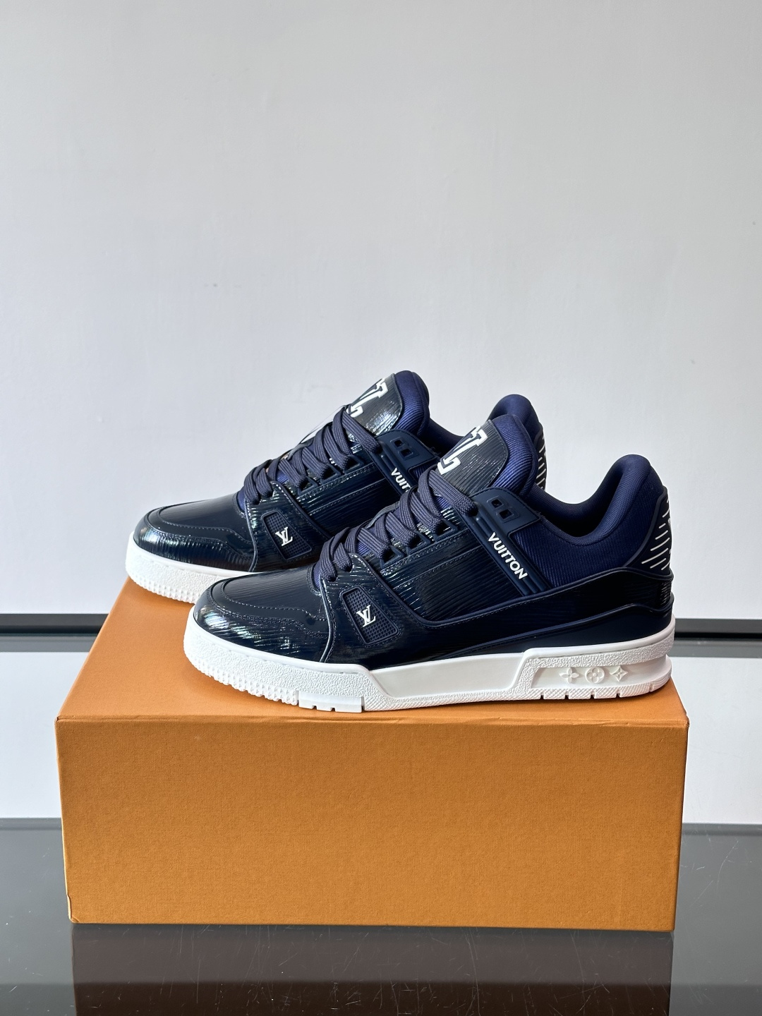 驴家 新配色 trainer运动鞋，本款 LV Trainer 运动鞋取材柔软粒面小牛皮，呈现纯净色调，