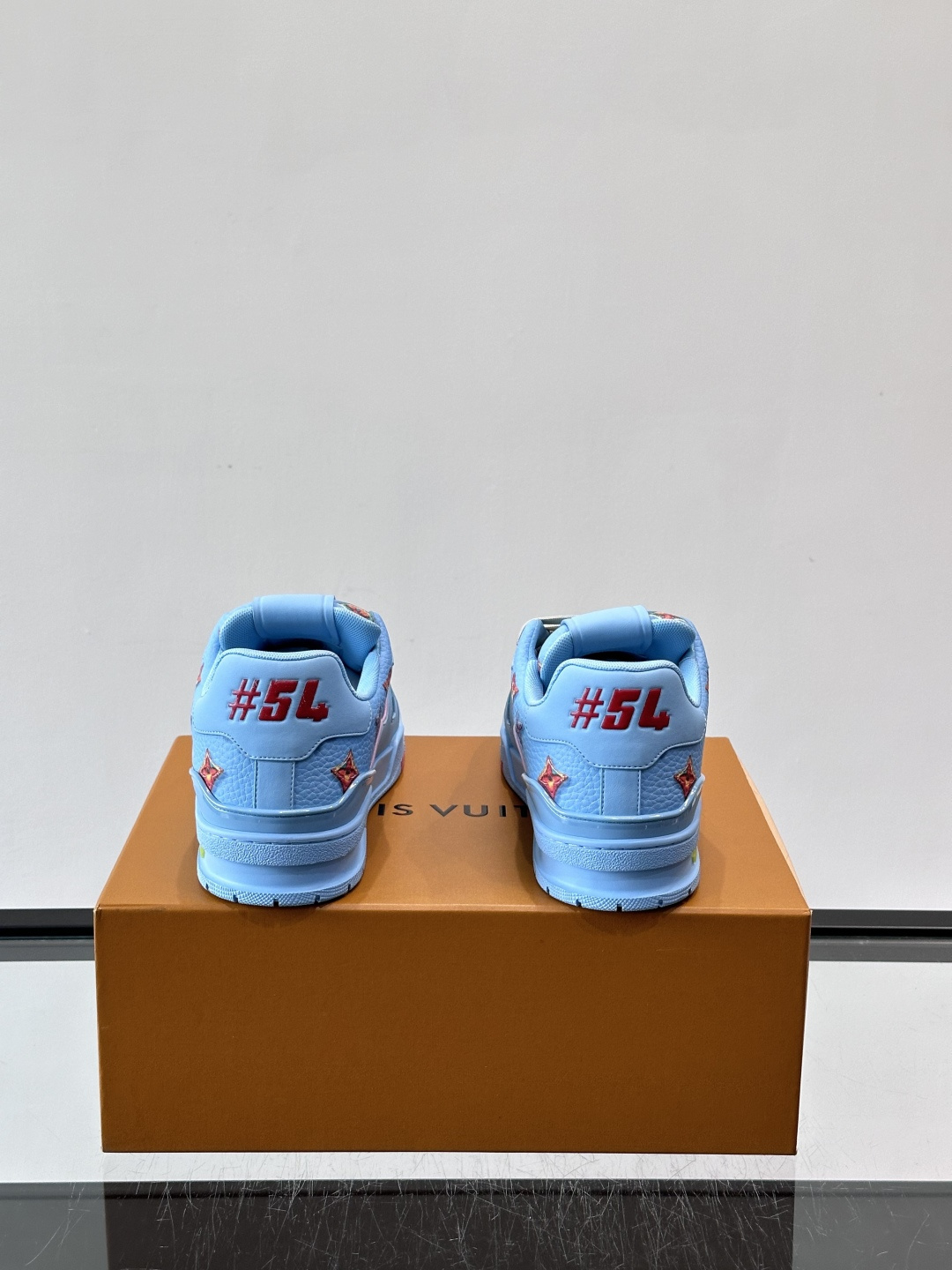 LV Trainer 2026SS新品甜甜圈trainer🍩🍩🍩运动鞋 情侣款👫👟，牛皮鞋面揉进了LV经