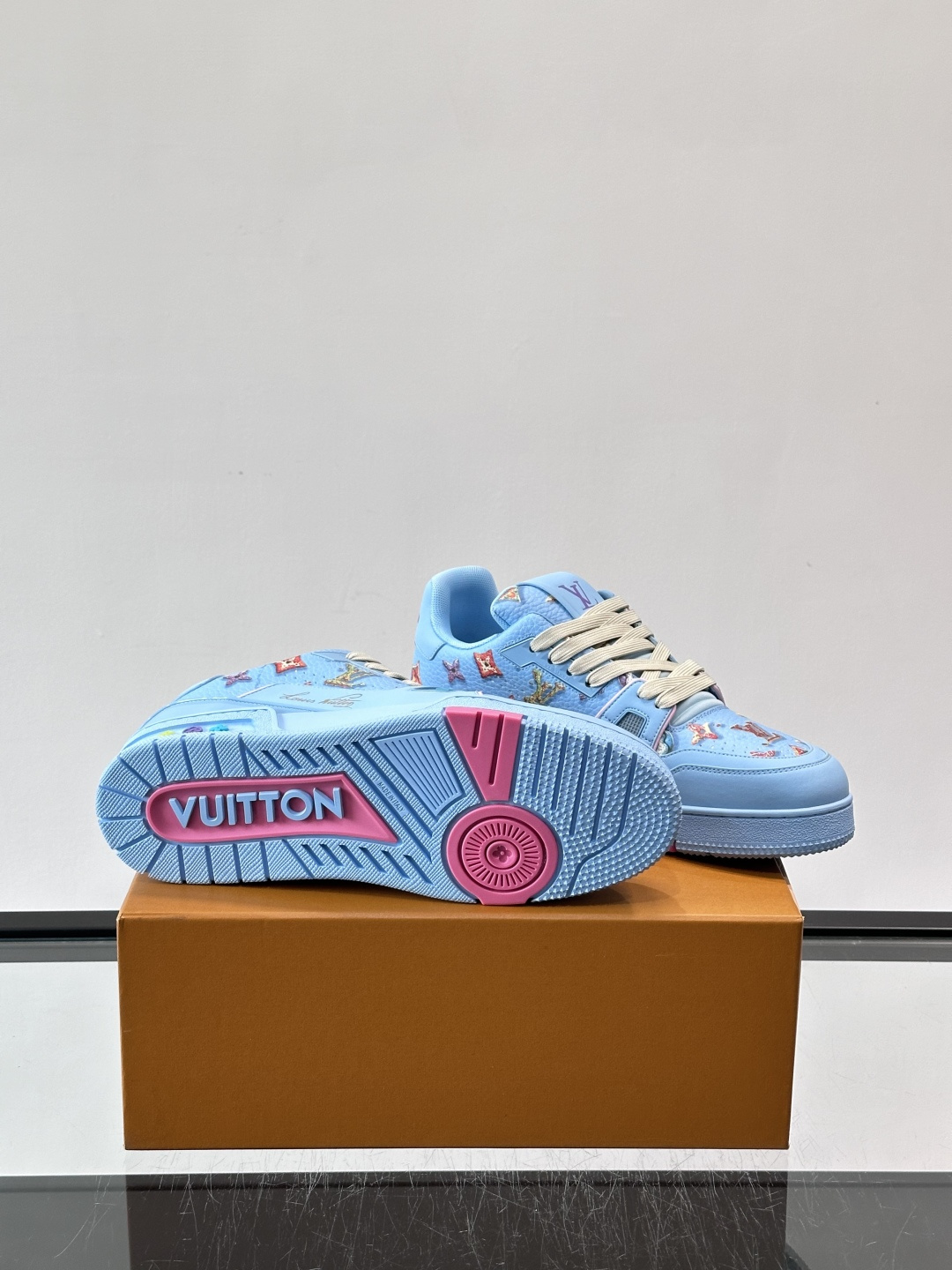 LV Trainer 2026SS新品甜甜圈trainer🍩🍩🍩运动鞋 情侣款👫👟，牛皮鞋面揉进了LV经