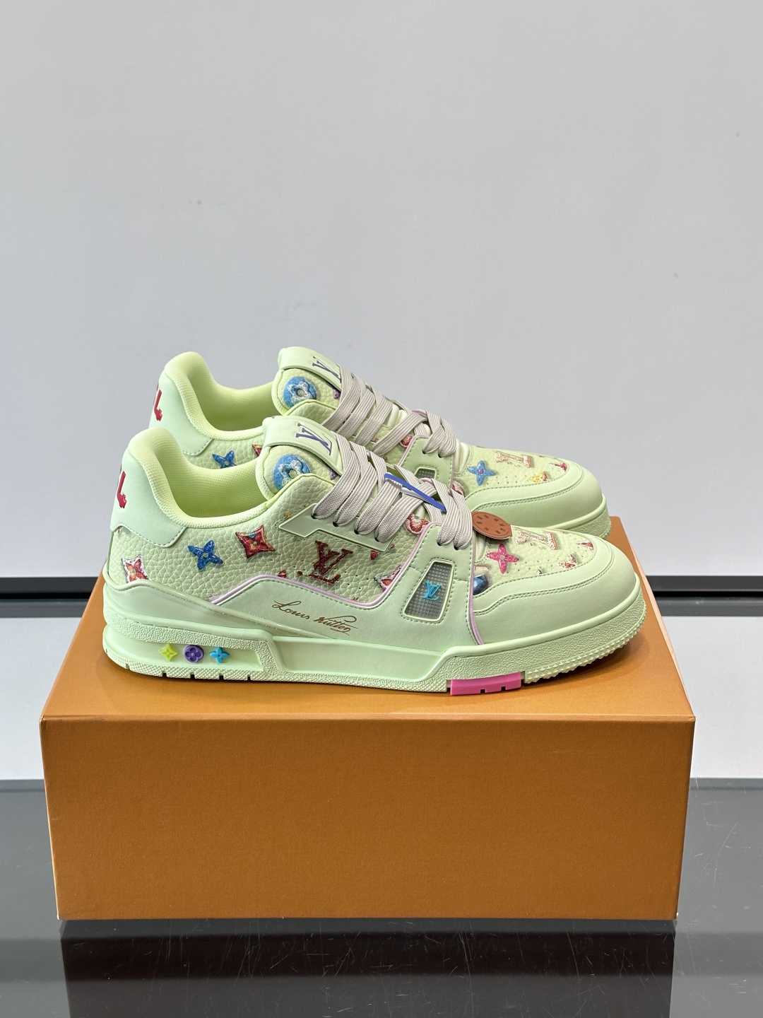 NO:729256,LV Trainer 2026SS new donut trainer sneakers, couple model, the cowhide upper is kneaded into the dark texture of LV's classic Monogram texture, the printing elements on the upper are intertwined smartly and delicately, and the LV pressure label on the tongue combines the luxury sophistication and the casualness of the street. Fashionable and trendy shoes, treasure sneakers are recommended!  ,size35-45 (38.46 customized),,louis vuitton,sneakers,cowhide19860909LV Trainer 2026SS新品甜甜圈trainer运动鞋 情侣款,牛皮鞋面揉进了LV经典Monogram纹理的暗纹质感,鞋面的印花元素交织得灵动又精巧,鞋舌的LV压标、把高奢的精致和街头的随性揉得恰到好处时尚潮流鞋款宝藏球鞋推荐！ ,size35-45（38.46定制）,,louis vuitton,sneakers,cowhide,Men's shoes