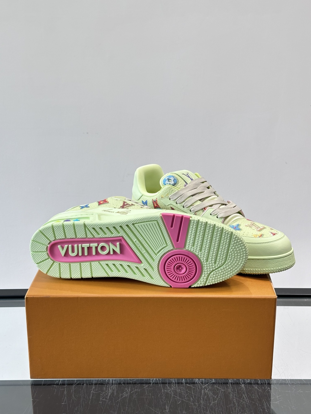 LV Trainer 2026SS新品甜甜圈trainer🍩🍩🍩运动鞋 情侣款👫👟，牛皮鞋面揉进了LV经