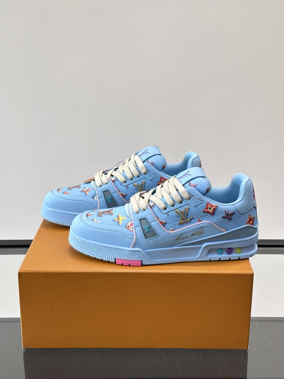 LV Trainer 2026SS新品甜甜圈trainer🍩🍩🍩运动鞋 情侣款👫👟，牛皮鞋面揉进了LV经