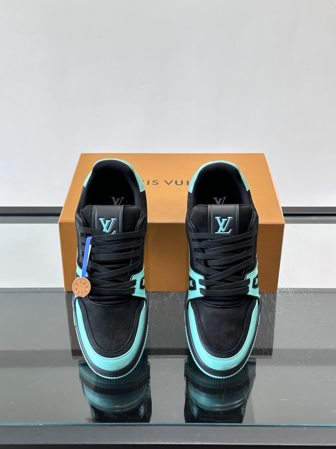 驴家 新配色 trainer运动鞋，本款 LV Trainer 运动鞋取材柔软粒面小牛皮，呈现纯净色调，